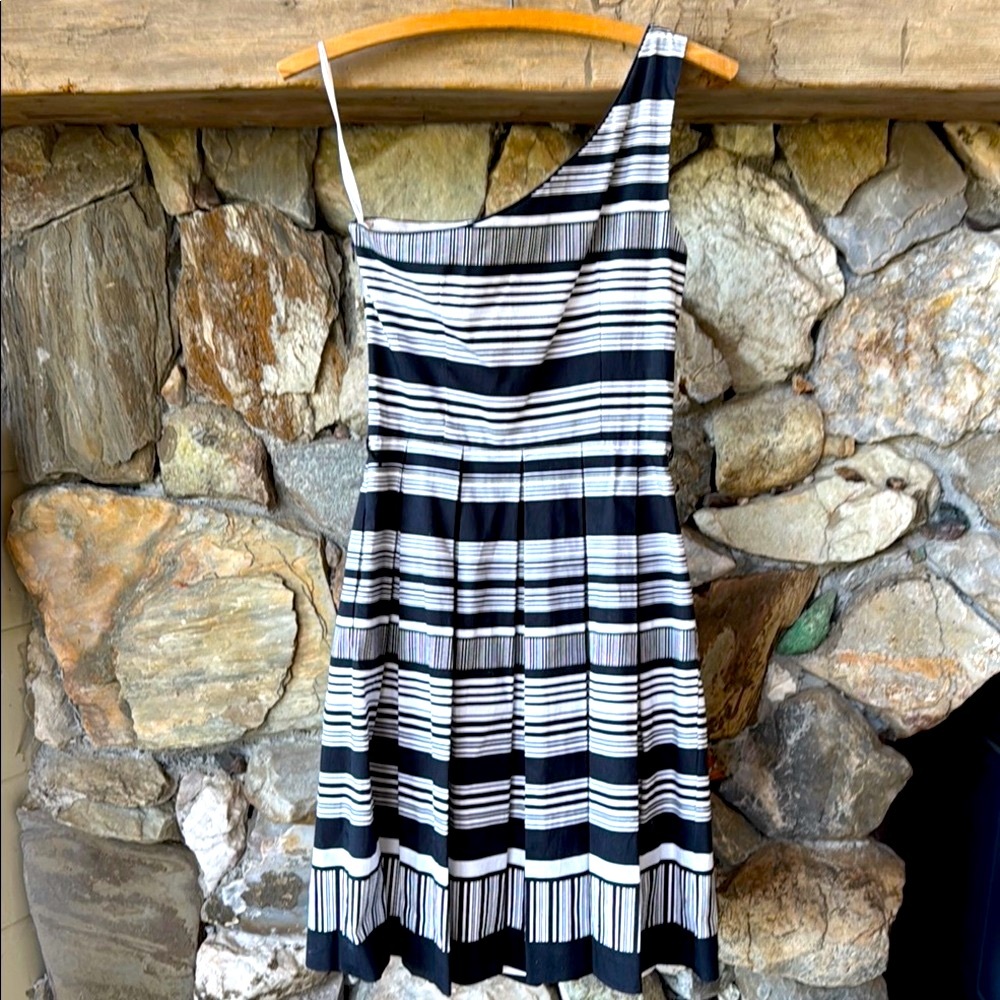 White House Black Market Striped Black & White One-Shoulder Dress Size 00 - Picture 3 of 15